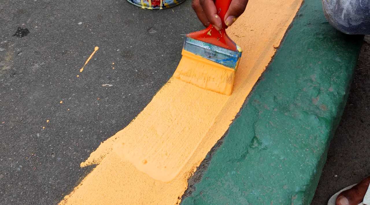 Camacã: Prefeitura ornamenta o centro da cidade com decorações, pintura e limpeza e motiva o comércio